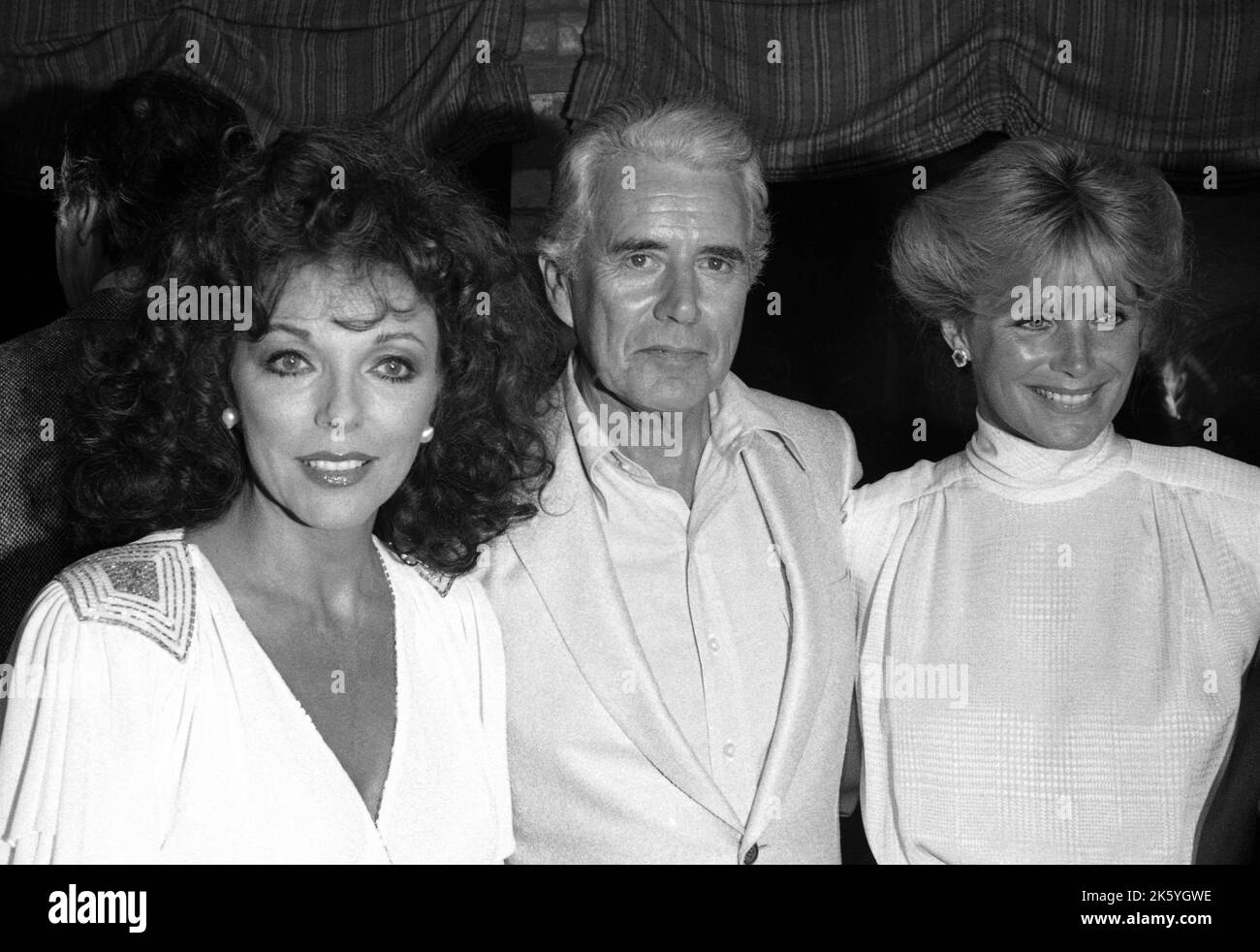 Joan Collins avec John Forsythe et Linda Evans à la famille Feud All-Star Premier Time cocktail spécial après la fête avec des acteurs de l'hôpital général, tous mes enfants, Dynasty et Knott's Landing sur 25 juillet 1982. Crédit: Ralph Dominguez/MediaPunch Banque D'Images
