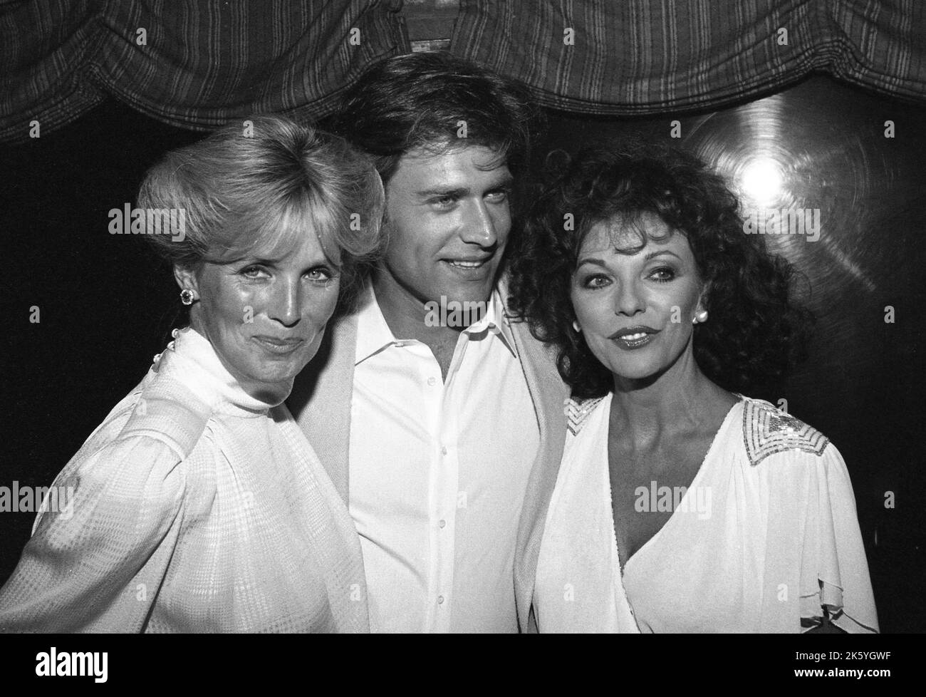Linda Evans avec John James et Joan Collins à la famille Feud All-Star Premier Time cocktail spécial après la fête avec des acteurs de l'hôpital général, tous mes enfants, Dynasty et Knott's Landing sur 25 juillet 1982. Crédit: Ralph Dominguez/MediaPunch Banque D'Images