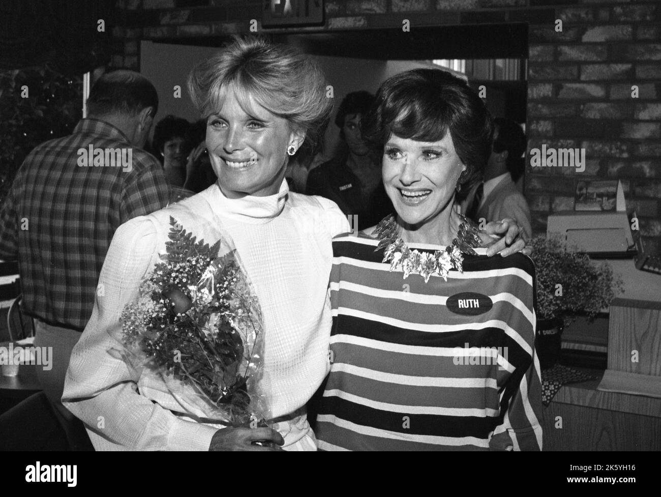 Linda Evans et Ruth Warrick à la famille Feud All-Star Premier Time cocktail spécial après la fête avec des acteurs de l'hôpital général, tous mes enfants, Dynasty et Knott's Landing sur 25 juillet 1982. Crédit: Ralph Dominguez/MediaPunch Banque D'Images