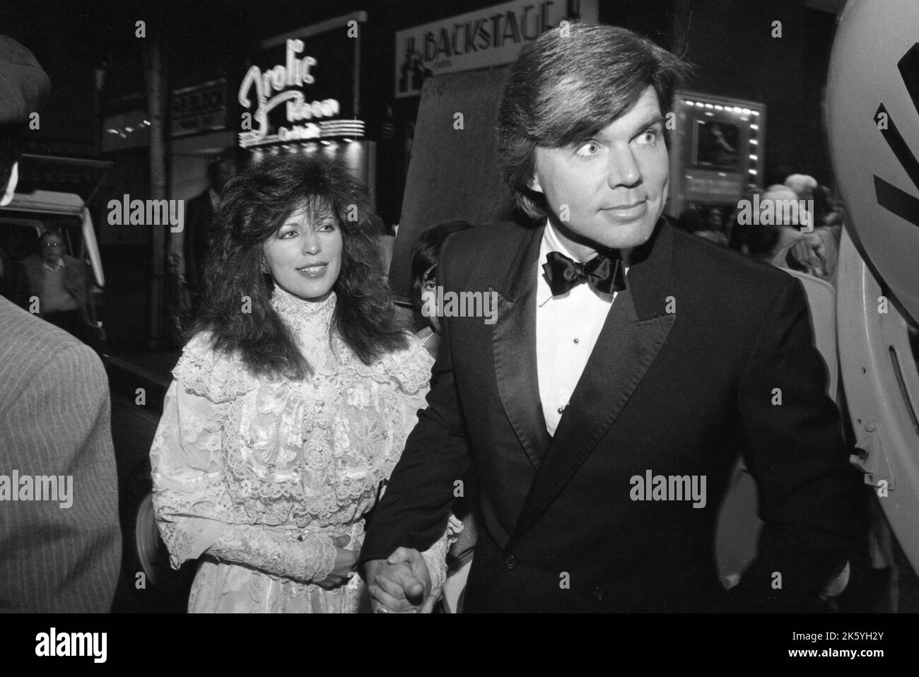 John Davidson et Rhonda Rivera à la soirée d'ouverture de Barnum au Brown Derby Restaurant février 1982 crédit: Ralph Dominguez/MediaPunch Banque D'Images