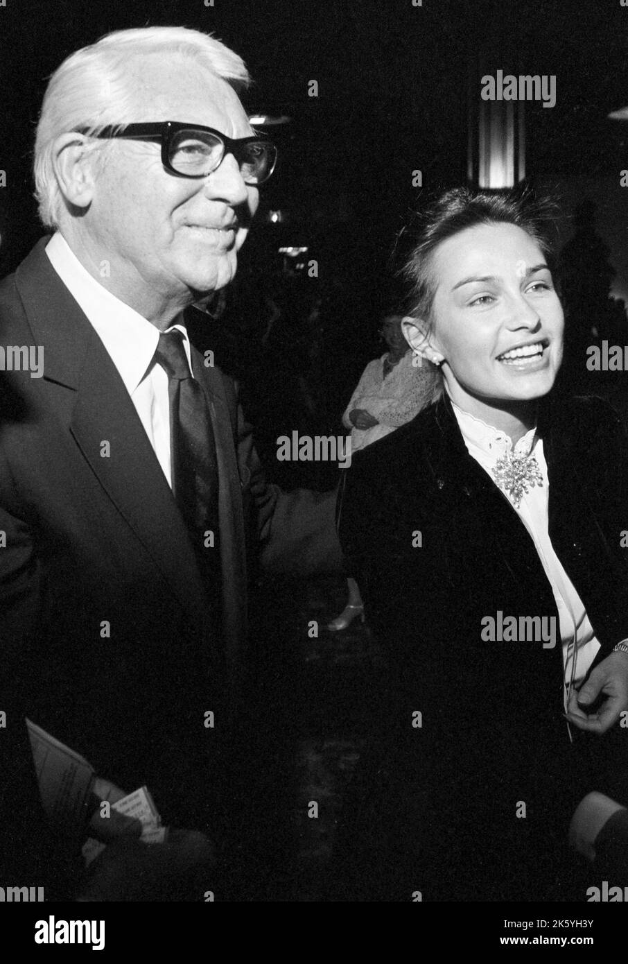 Cary Grant et sa femme Barbara Harris à la soirée d'ouverture de Barnum au Brown Derby Restaurant février 1982 crédit: Ralph Dominguez/MediaPunch Banque D'Images