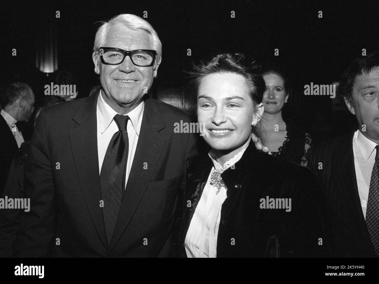 Cary Grant et sa femme Barbara Harris à la soirée d'ouverture de Barnum au Brown Derby Restaurant février 1982 crédit: Ralph Dominguez/MediaPunch Banque D'Images