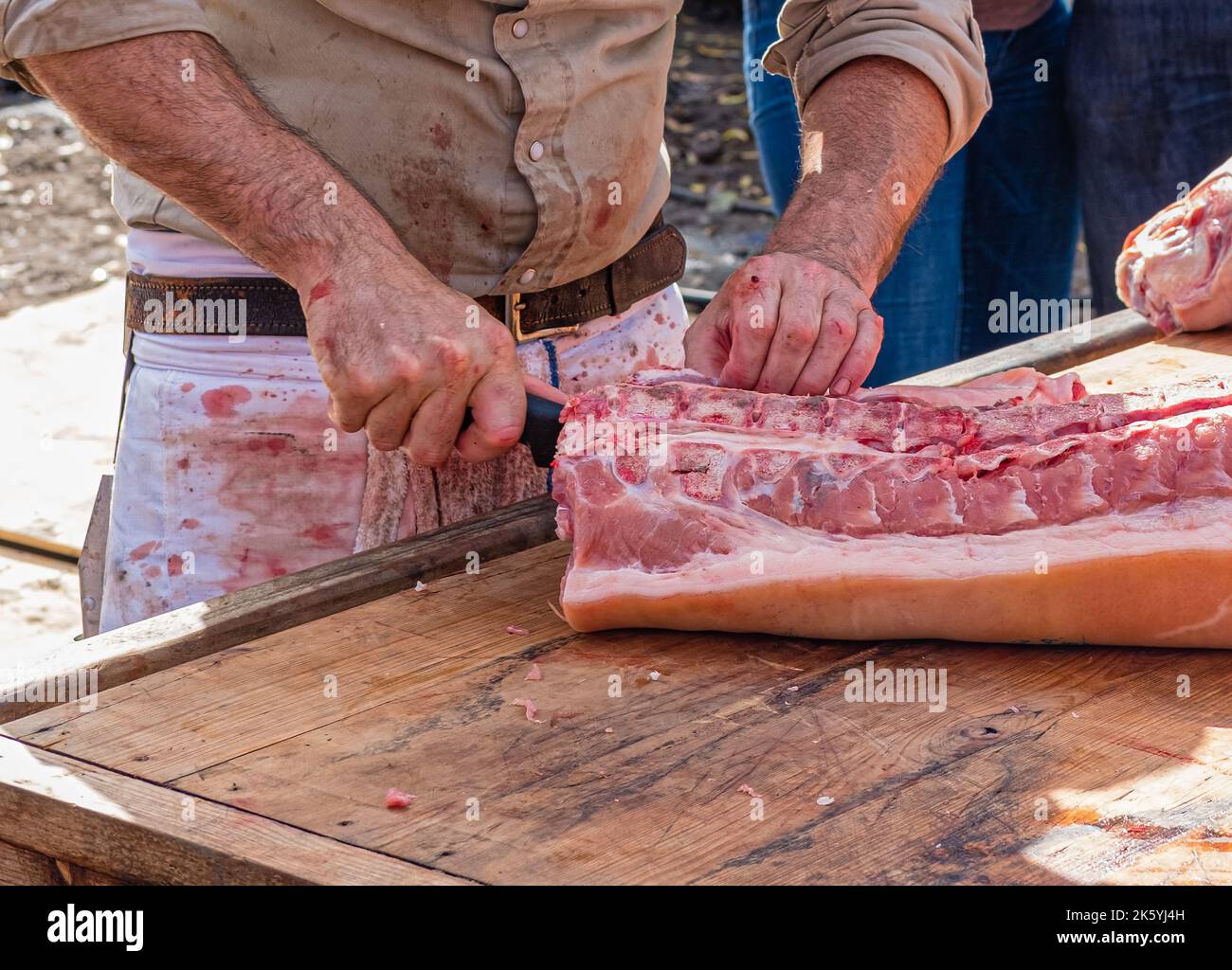 Homme butching porc Ribs dans une boucherie de la Nouvelle-Orléans, Louisiane, États-Unis Banque D'Images