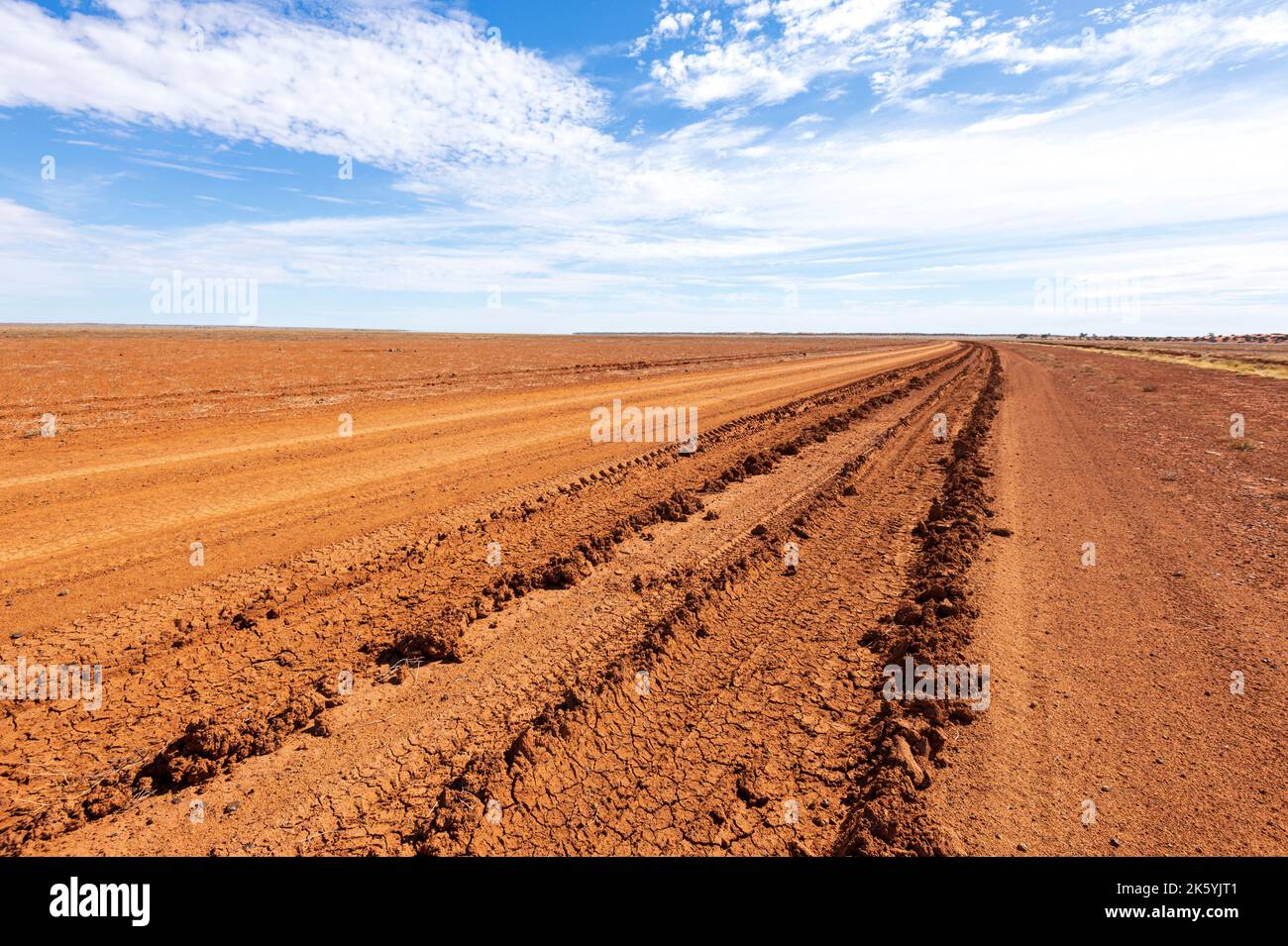 Traces de pneus dans la boue séchée sur le Binns Track, une route de terre isolée dans l'Outback australien, territoire du Nord, territoire du Nord, Australie Banque D'Images
