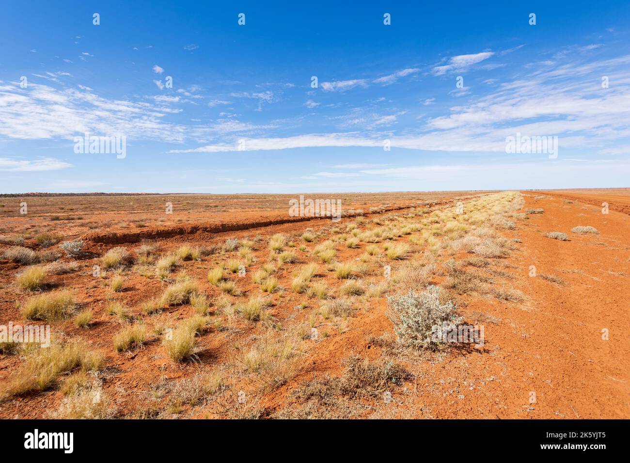 Vue sur la piste de Binns, une route de terre isolée au bord du désert de Simpson dans l'Outback australien, territoire du Nord, territoire du Nord, Australie Banque D'Images