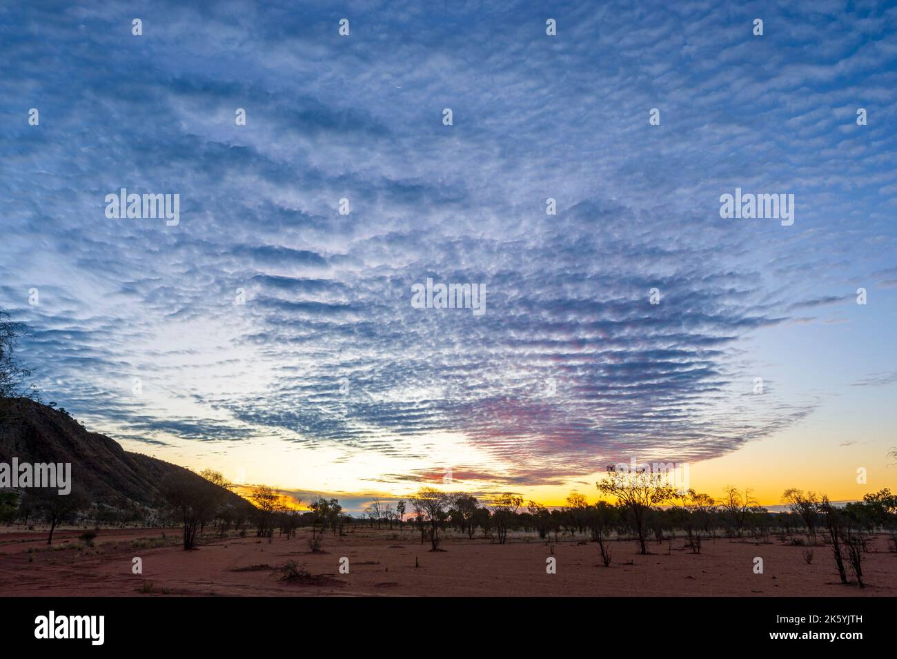 Superbe coucher de soleil avec ciel de maquereau au-dessus de la chaîne d'Arookara, désert de Simpson, Outback australien, territoire du Nord, territoire du Nord, territoire du Nord, Australie Banque D'Images