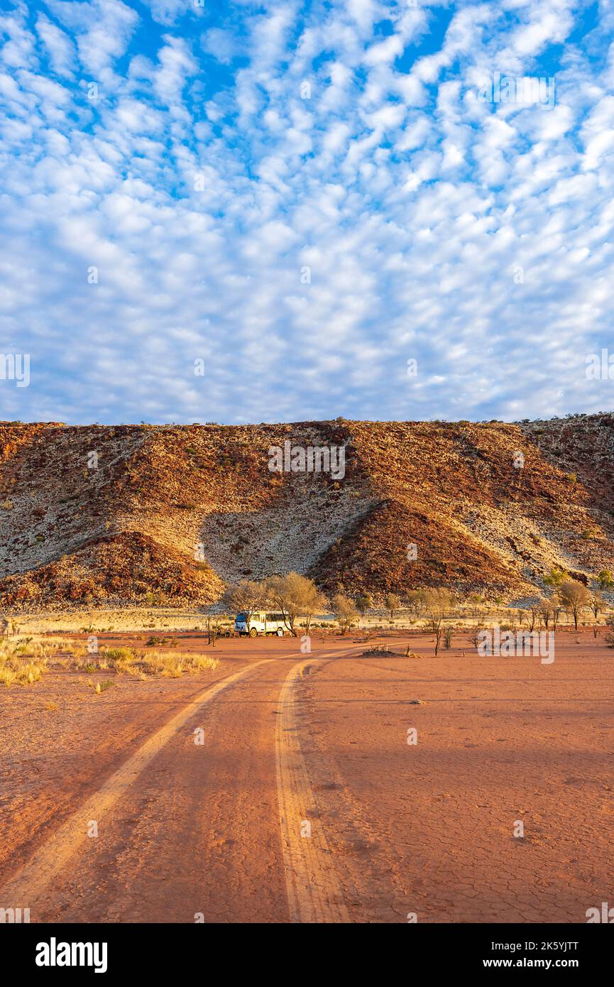 Vue panoramique d'un ciel de maquereau sur la chaîne d'Arookara, le désert de Simpson, l'Outback australien, le territoire du Nord, territoire du Nord, territoire du Nord, Australie Banque D'Images