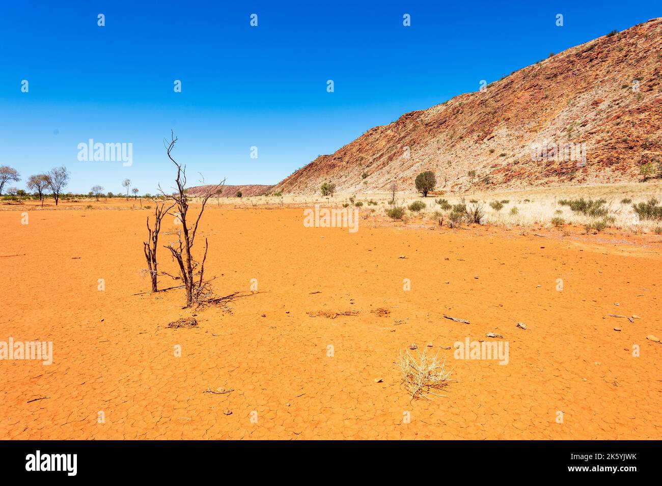 Vue panoramique sur la chaîne d'Arookara dans le désert de Simpson, Outback australien, territoire du Nord, territoire du Nord, Australie Banque D'Images