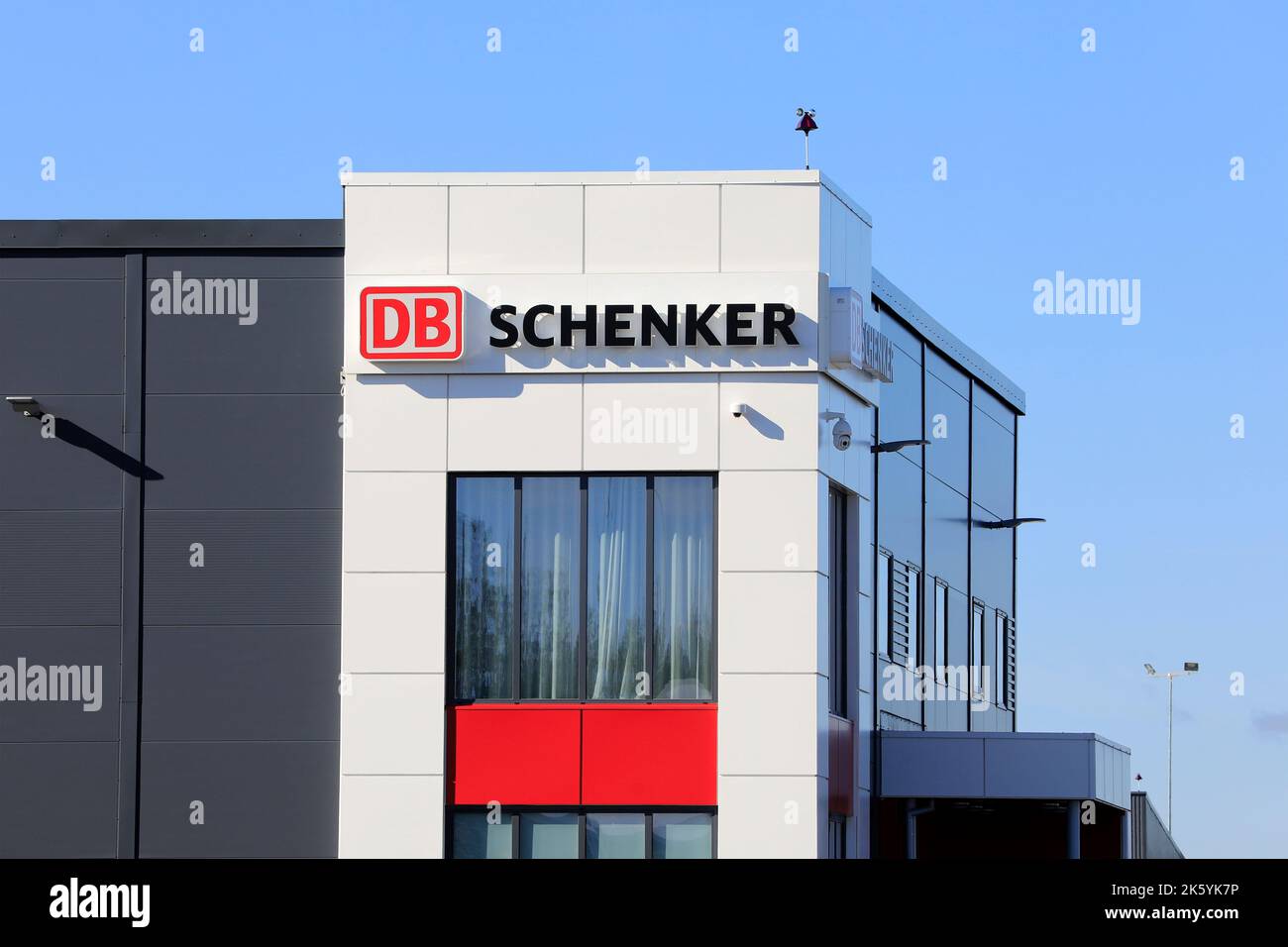 DB Schenker logo au nouveau terminal de la société à Lieto, Finlande, a ouvert ses portes en 2020. 22 septembre 2022. Banque D'Images