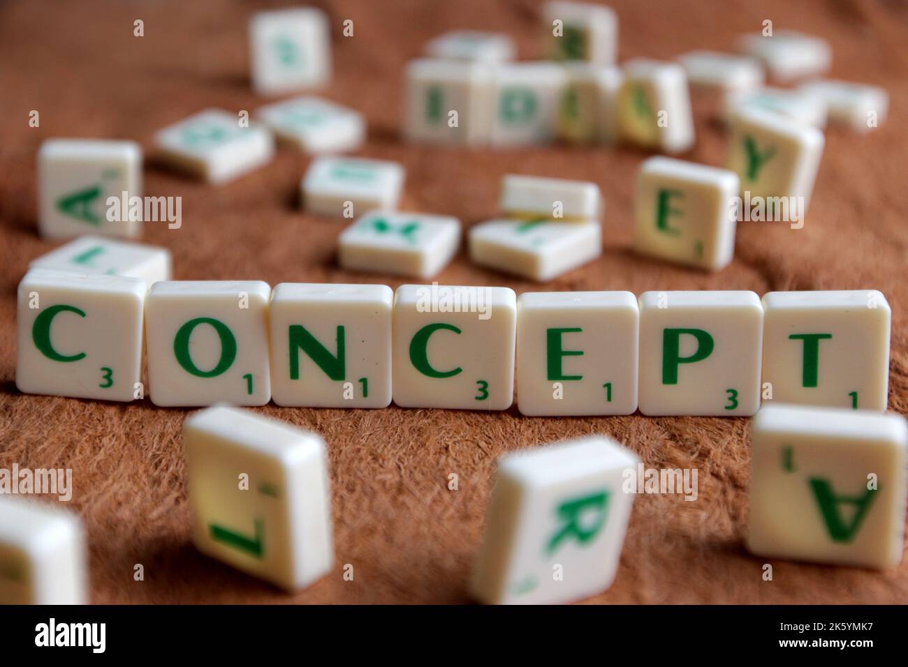 Carreaux Scrabble lisant le concept des mots Banque D'Images