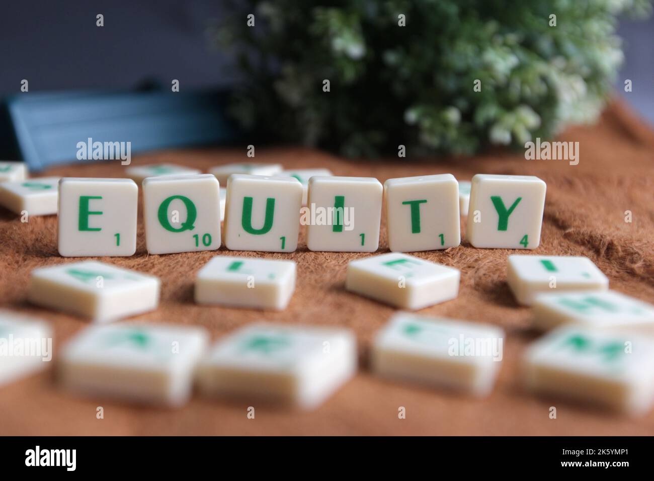 Scrabble carreaux lisant les mots ÉQUITÉ Banque D'Images