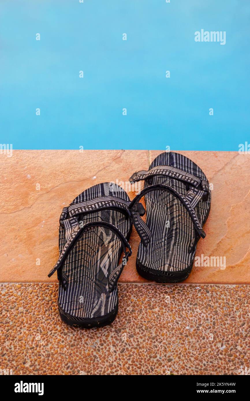 Heure de congé. Sandal à côté de la piscine Banque D'Images