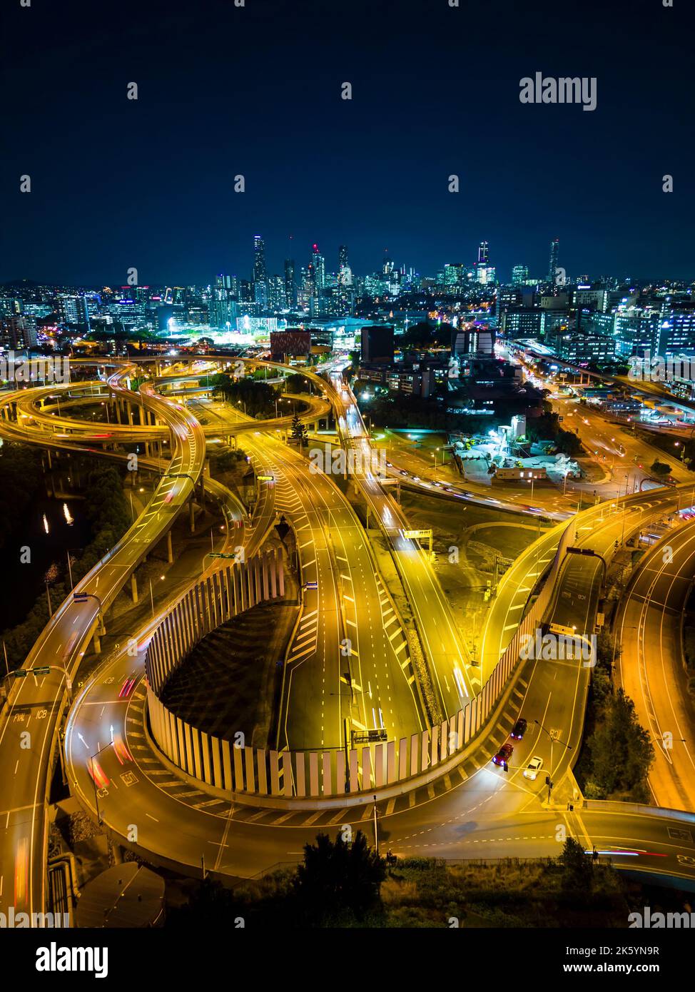 Vue verticale aérienne de la ville de Brisbane et de la circulation routière en Australie la nuit Banque D'Images