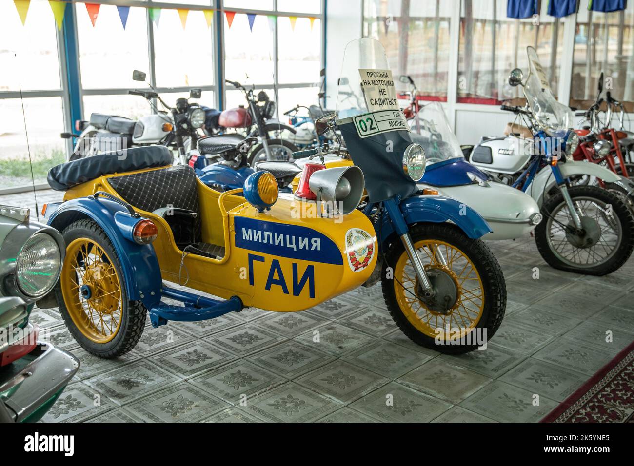 Moto jaune avec un berceau peint dans les couleurs de la police de la circulation urss. Banque D'Images