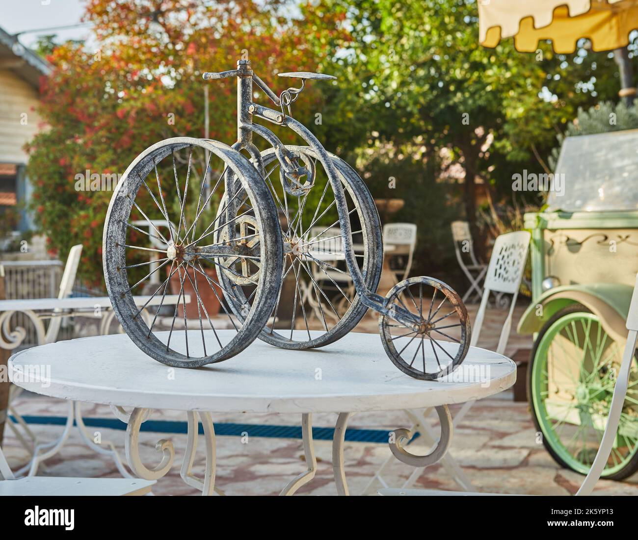 Modèle d'un vieux tricycle en métal Banque D'Images