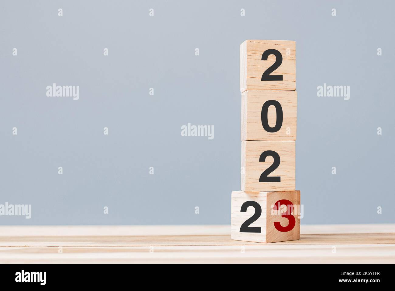 2022 chang à 2023 blocs cubes en bois sur fond de table. Résolution ...