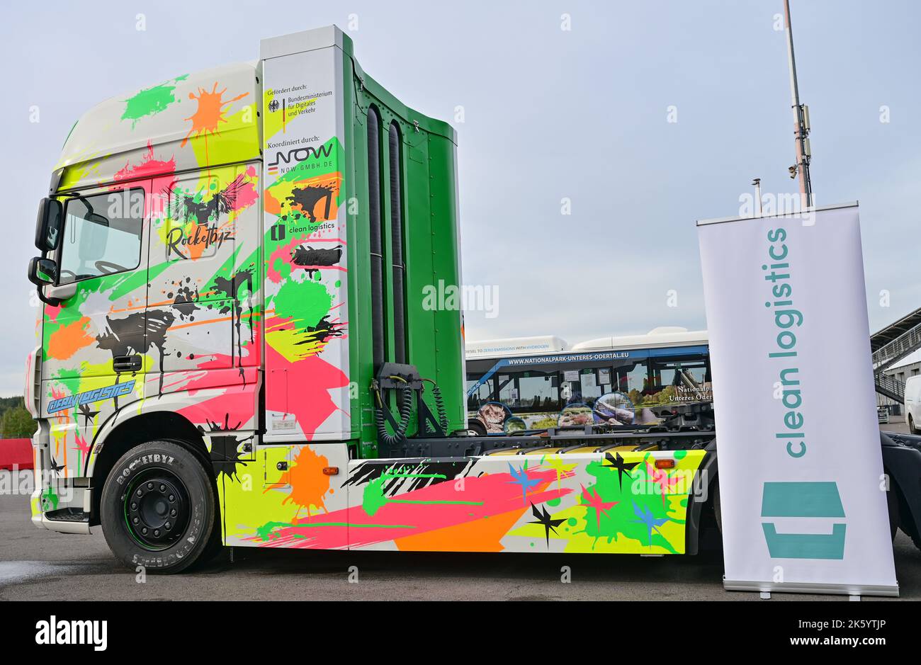 10 octobre 2022, Brandebourg, Klettwitz: Un camion avec la pile à combustible peut être vu à la Dekra Lausitzring. Avec le bus à hydrogène ainsi que le fabricant de camions Clean Logistics, la Chambre d'industrie et de commerce de Cottbus (IHK), Steinbock Energie, Terravent Investments et la société de transition énergétique GP Joule, Il a été démontré le même jour au Lausitzring comment 100 pour cent de la mobilité verte de l'hydrogène est déjà possible aujourd'hui. Près de 50 invités des compagnies d'expédition de fret et de logistique, des opérateurs de transport et des politiciens locaux ont profité de l'occasion pour apprendre à connaître l'hydroge Banque D'Images 10 octobre 2022, Brandebourg, Klettwitz: Un camion avec la pile à combustible peut être vu à la Dekra Lausitzring. Avec le bus à hydrogène ainsi que le fabricant de camions Clean Logistics, la Chambre d'industrie et de commerce de Cottbus (IHK), Steinbock Energie, Terravent Investments et la société de transition énergétique GP Joule, Il a été démontré le même jour au Lausitzring comment 100 pour cent de la mobilité verte de l'hydrogène est déjà possible aujourd'hui. Près de 50 invités des compagnies d'expédition de fret et de logistique, des opérateurs de transport et des politiciens locaux ont profité de l'occasion pour apprendre à connaître l'hydroge Banque D'Images