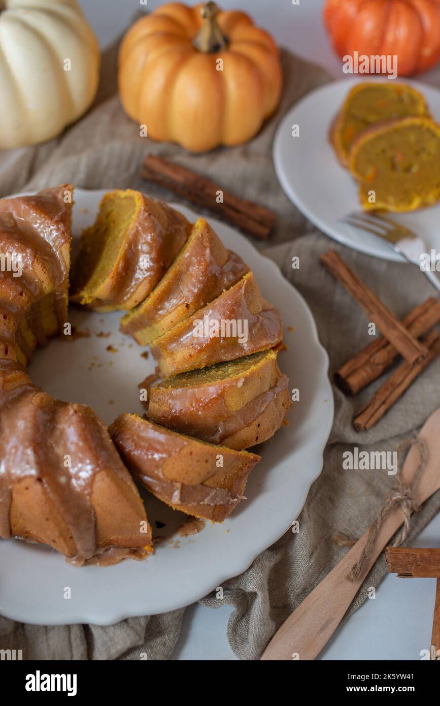 Petit gâteau à la citrouille frais fait maison avec glaçage à la cannelle Banque D'Images