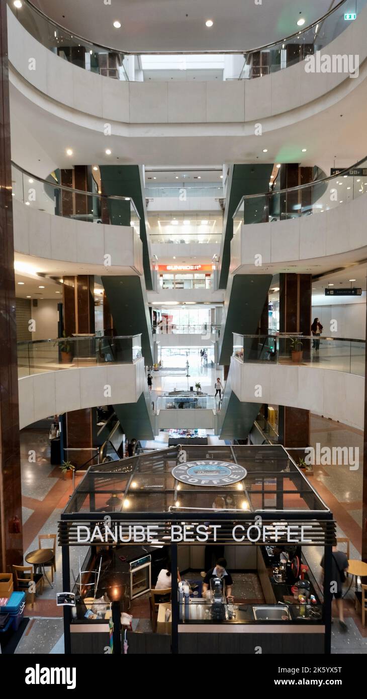 Vue intérieure sur les balcons du centre commercial de luxe à Bangkok Thaïlande Banque D'Images