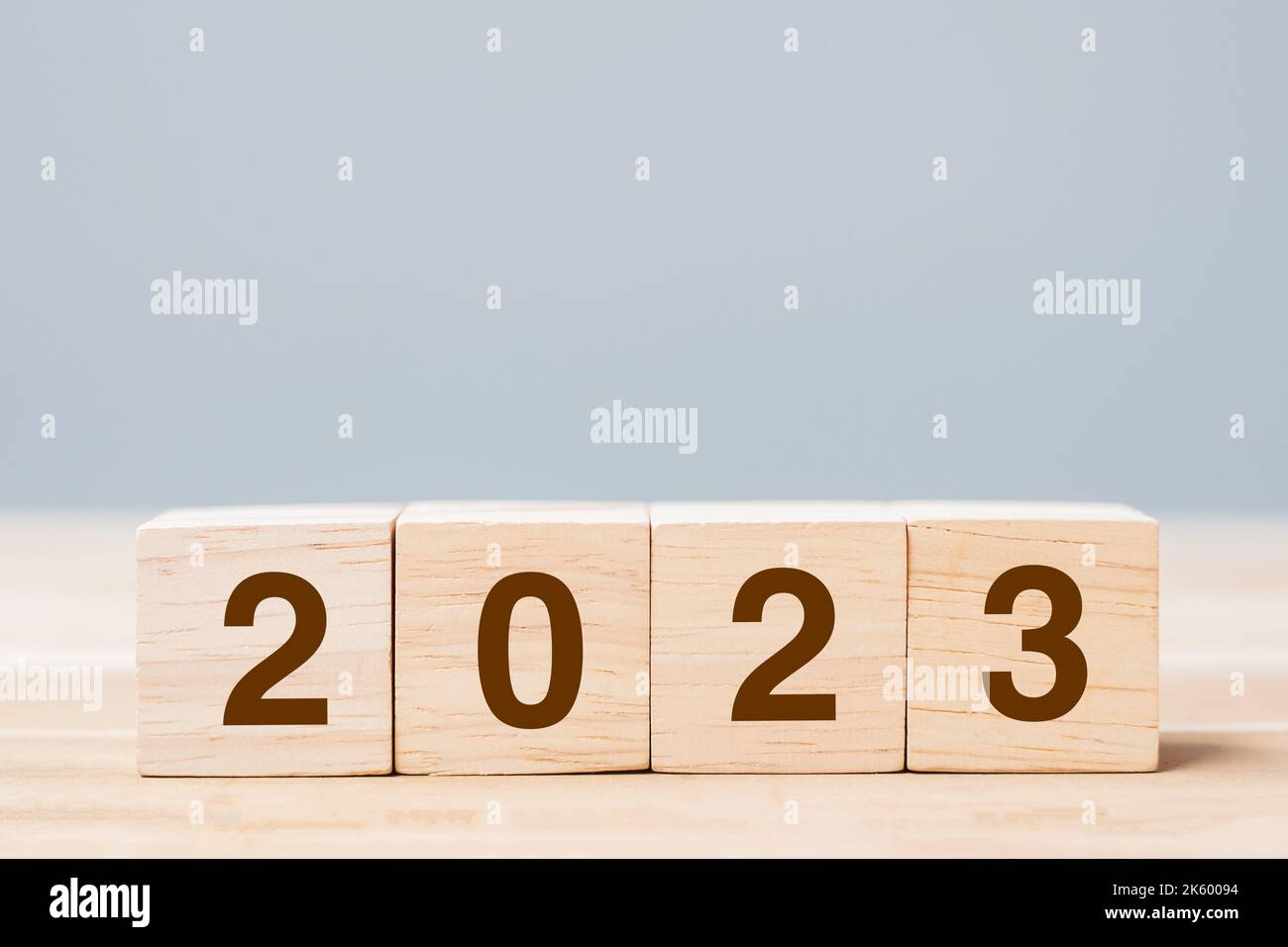 bloc cube en bois avec 2023 textes sur fond de table. Résolution ...