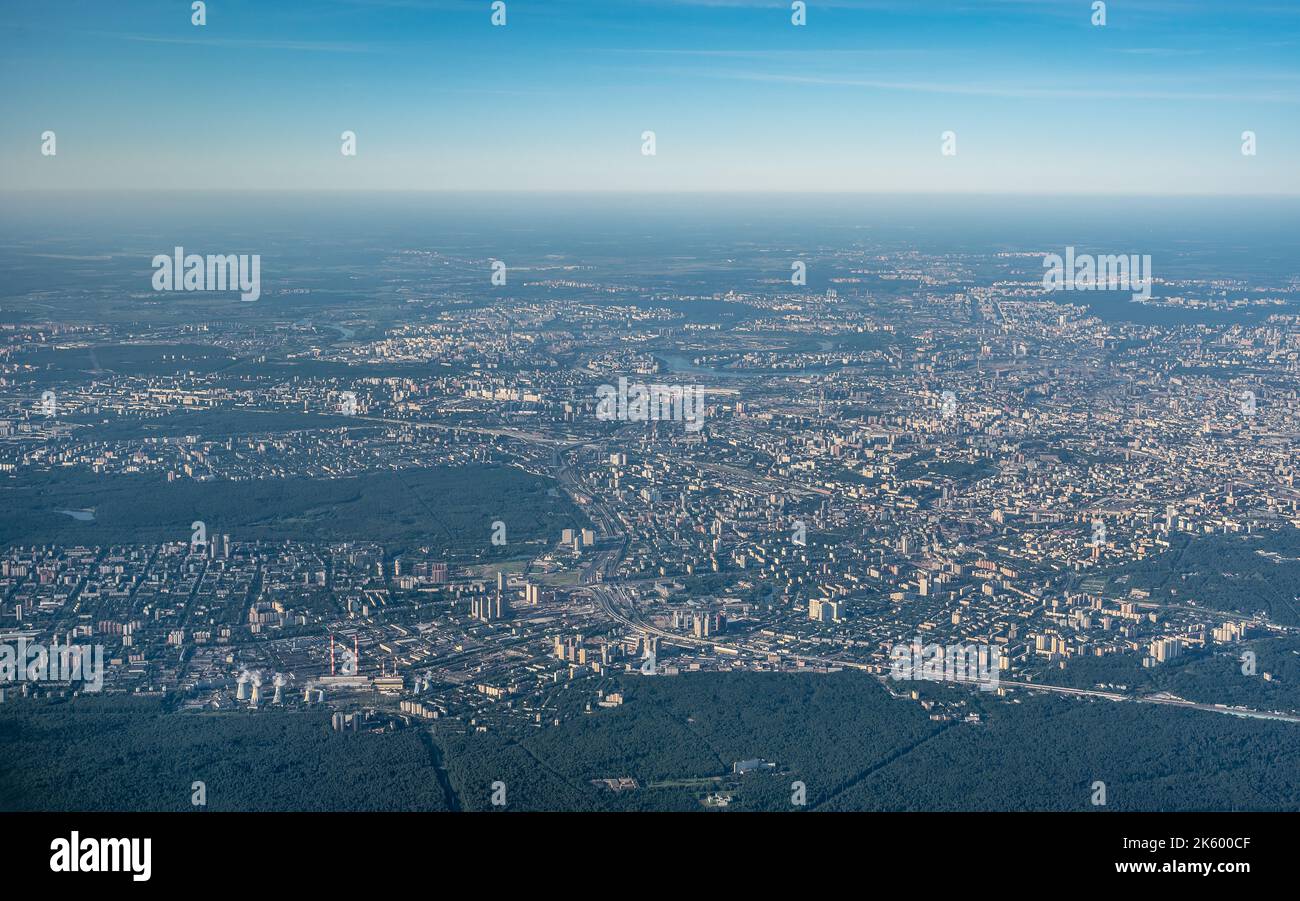 Vue aérienne photo de l'avion de la ville et ciel clair. Photographies aériennes de la grande ville à partir d'une fenêtre d'avion. Vue sur la ville moderne depuis l'avion gagner Banque D'Images