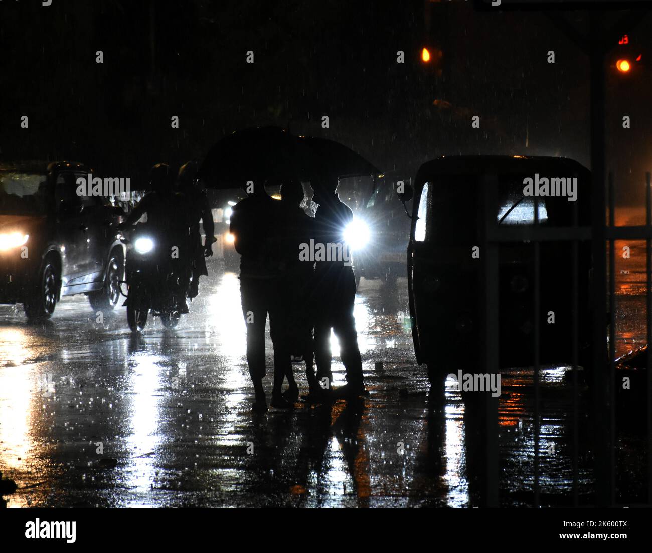 Delhi, Delhi, Inde. 10th octobre 2022. Les gens prennent protection sous des parasols lors de fortes pluies à delhi (Credit image: © Indraneel Sen/Pacific Press via ZUMA Press Wire) Banque D'Images
