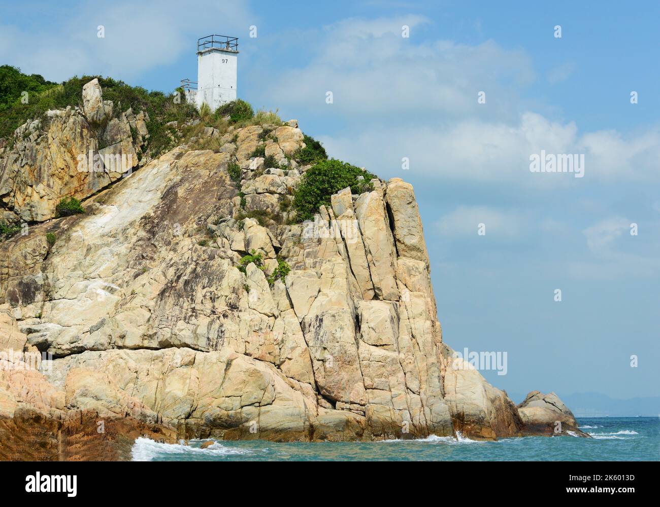 La belle côte rocheuse dans la partie sud de l'île de Lamma à Hong Kong. Banque D'Images