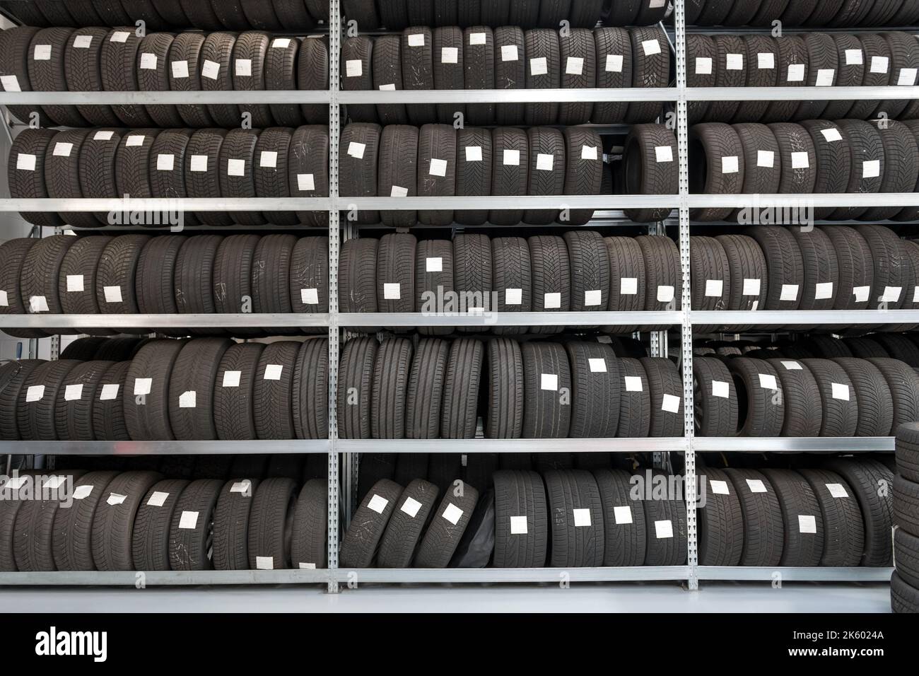Entreposage des pneus dans un atelier de pneus, vue de face Banque D'Images