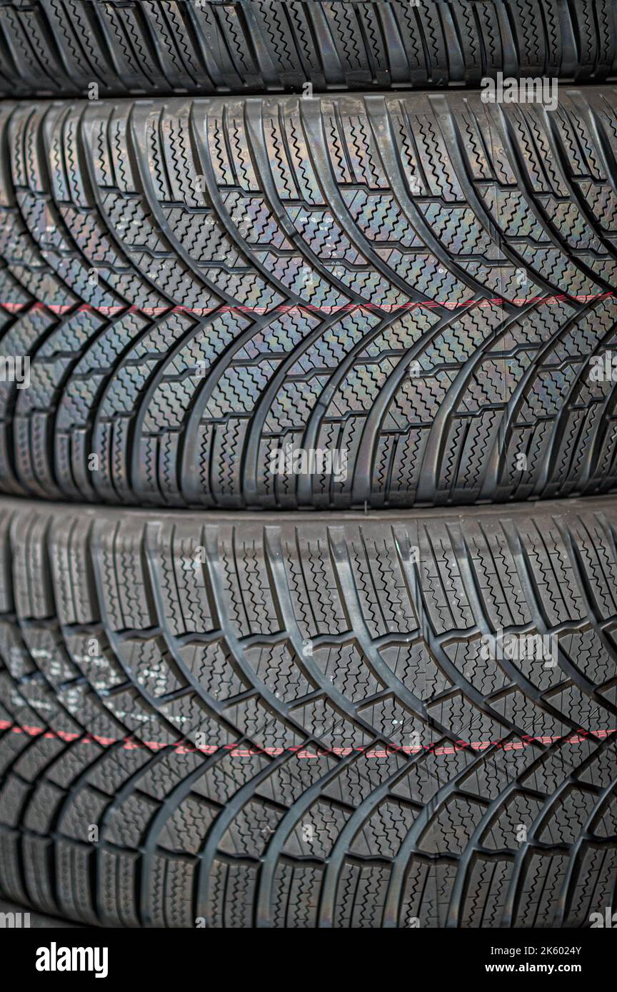 Photo plein écran des nouveaux pneus d'hiver noirs en magasin Banque D'Images