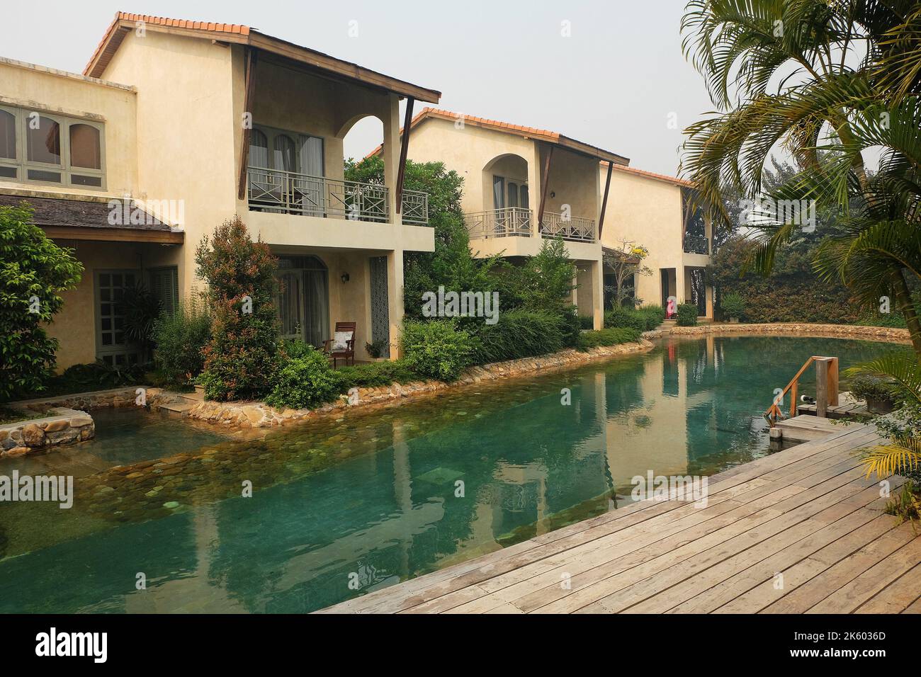Architecture extérieure design et décoration de luxe caché hôtel avec terrasse vert naturel et ciel bleu - Mae Hong son, Thaïlande Banque D'Images
