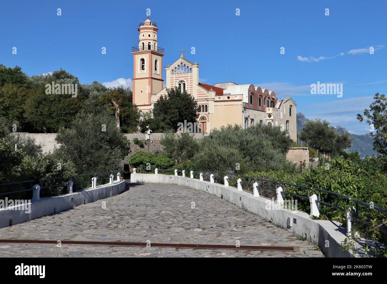 Conca dei Marini - Chiesa di San Pancrazio da Punta Vreca Banque D'Images