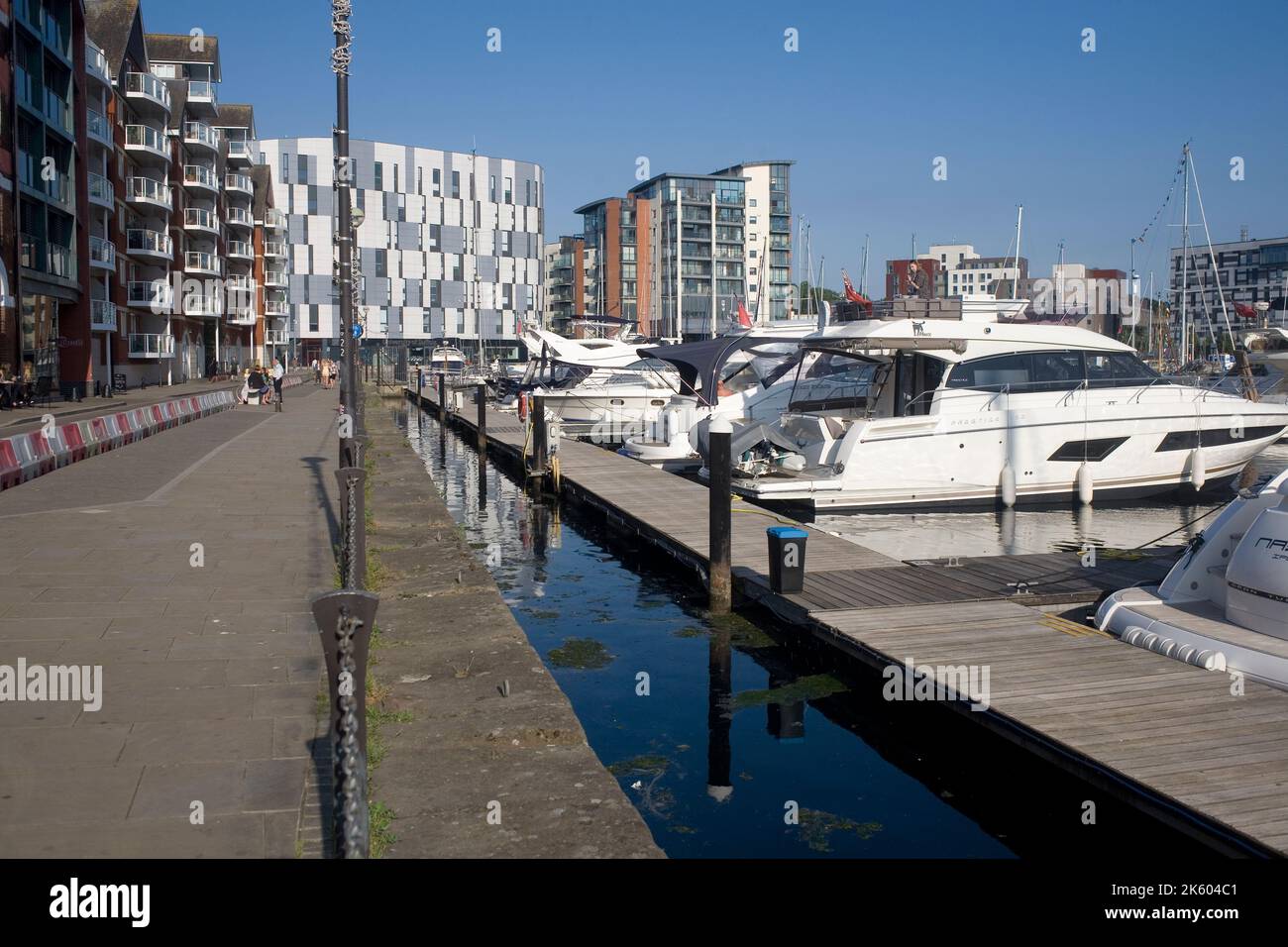 Ponton sur le quai et bateaux amarrés au port d'Ipswich Suffolk, en Angleterre Banque D'Images