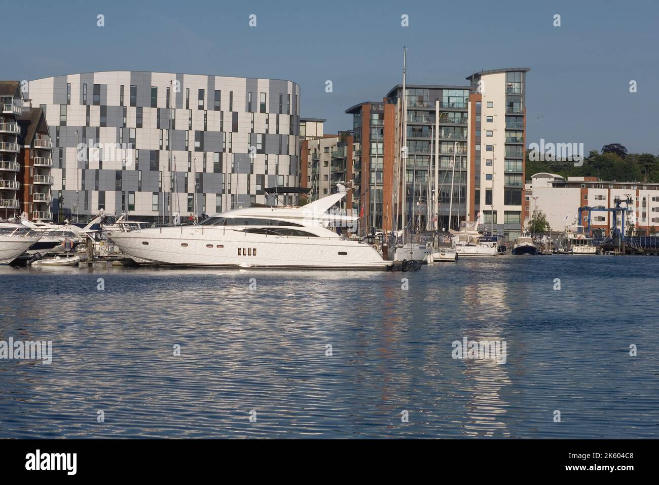 Bateau à moteur et autres embarcations au port d'Ipswich Banque D'Images