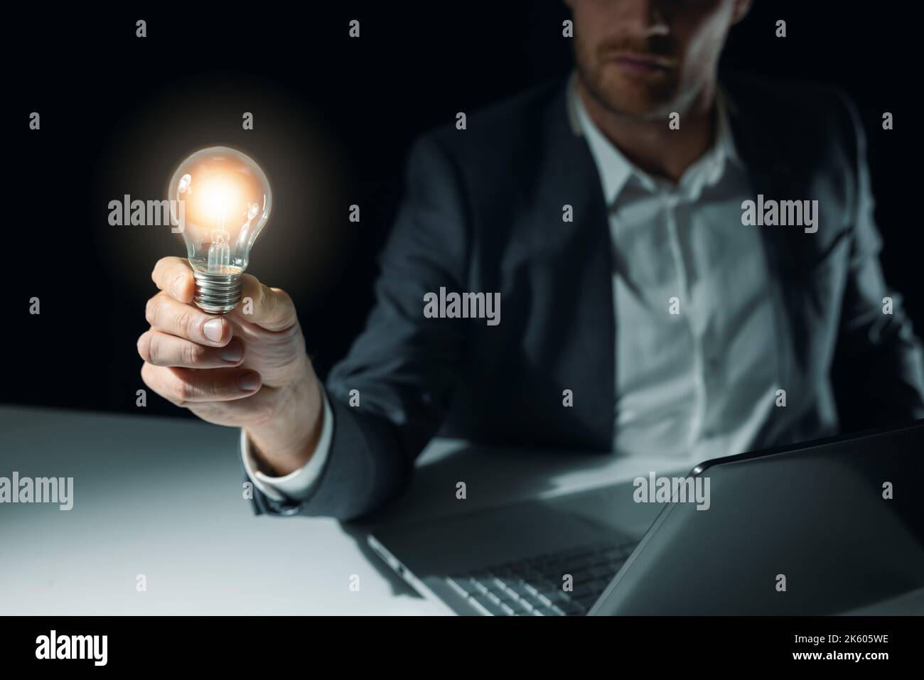 homme d'affaires tenant une ampoule à la main. solutions d'affaires, innovation et concept de nouvelle idée Banque D'Images