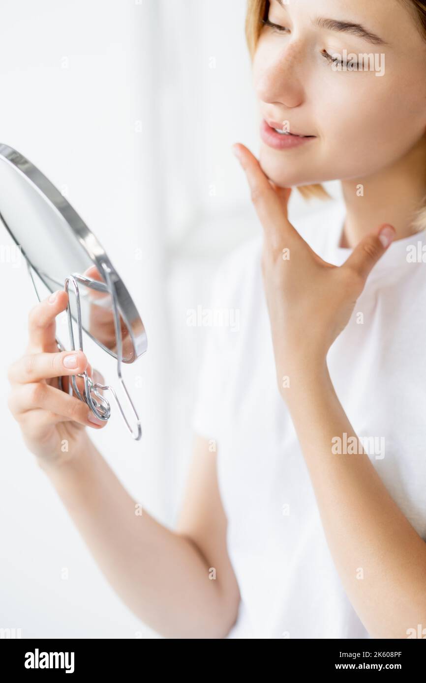 traitement de salle de bains peau beauté femme miroir de visage Banque D'Images