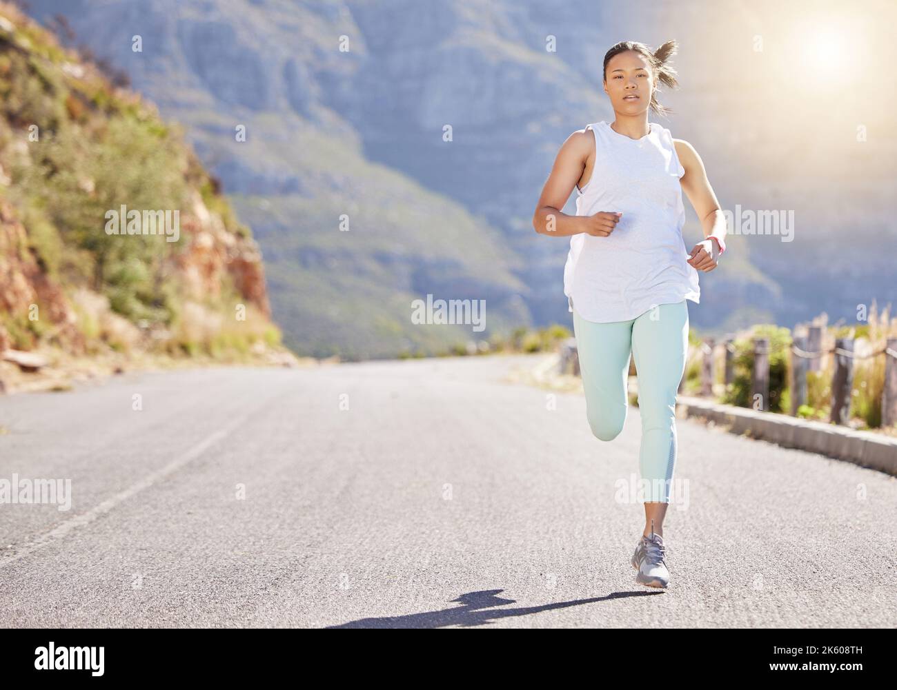 Jeune athlète hispanique de race mixte courir à l'extérieur dans la nature sur la route. L'exercice est bon pour votre santé et votre bien-être. Courant le matin Banque D'Images