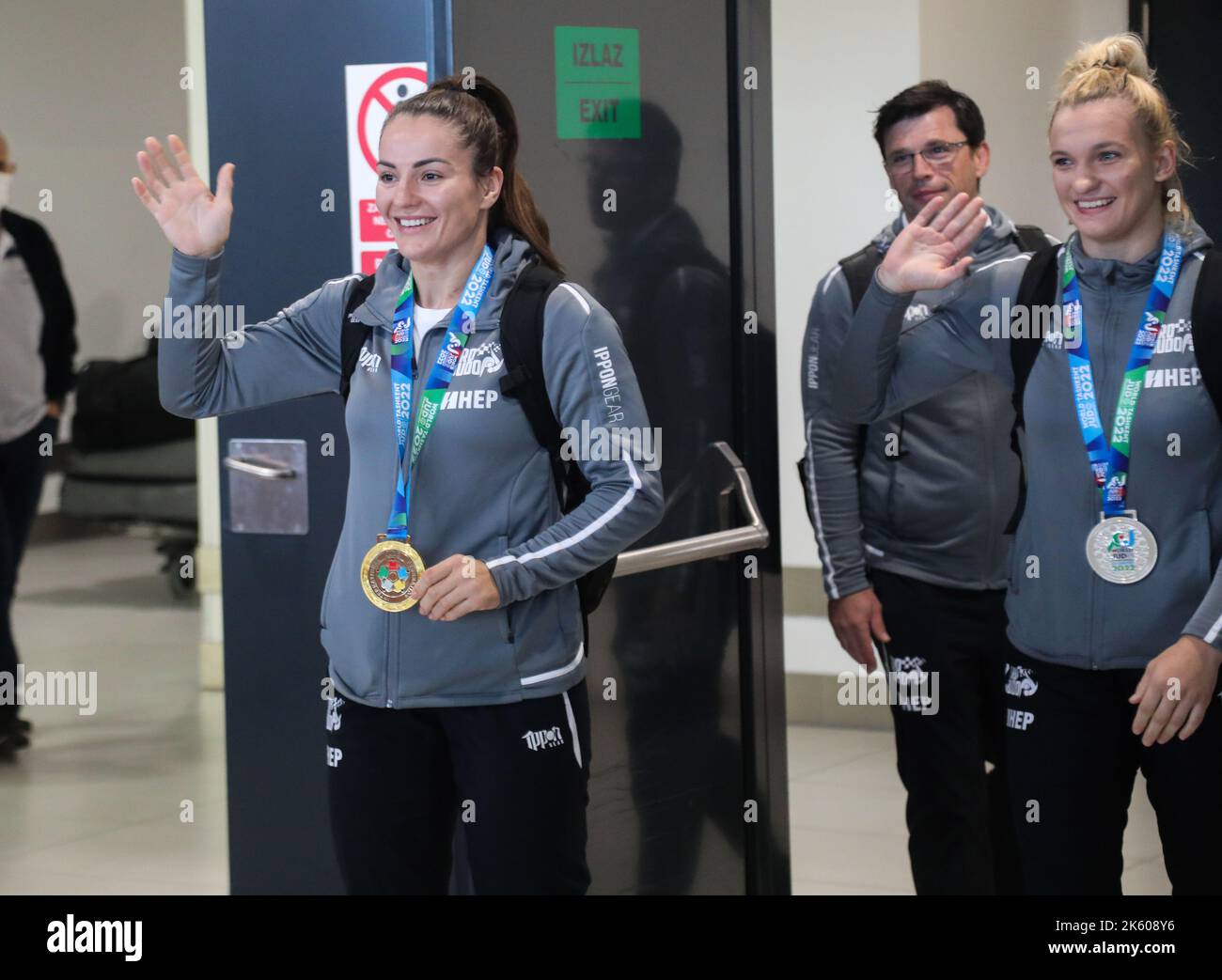 Zagreb, Croatie, 11 octobre 2022. Bienvenue aux athlètes Barbara Matic et Lara Cvjetko à l'aéroport après leur retour du Championnat du monde, où Barbara Matic a remporté une médaille d'or et Lara Cvjetko une médaille d'argent à judo, à Zagreb, en Croatie, sur 11 octobre 2022. Photo: Zeljko Hladika/PIXSELL Banque D'Images