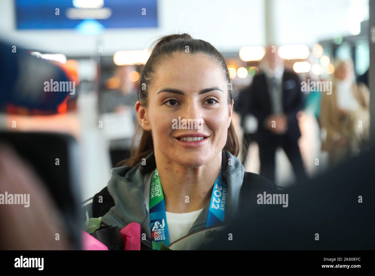 Zagreb, Croatie, 11 octobre 2022. Bienvenue aux athlètes Barbara Matic et Lara Cvjetko à l'aéroport après leur retour du Championnat du monde, où Barbara Matic a remporté une médaille d'or et Lara Cvjetko une médaille d'argent à judo, à Zagreb, en Croatie, sur 11 octobre 2022. Photo: Zeljko Hladika/PIXSELL Banque D'Images