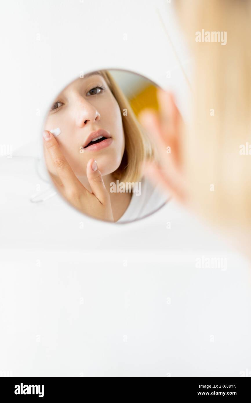 peau hydratante anti-âge femme visage Banque D'Images