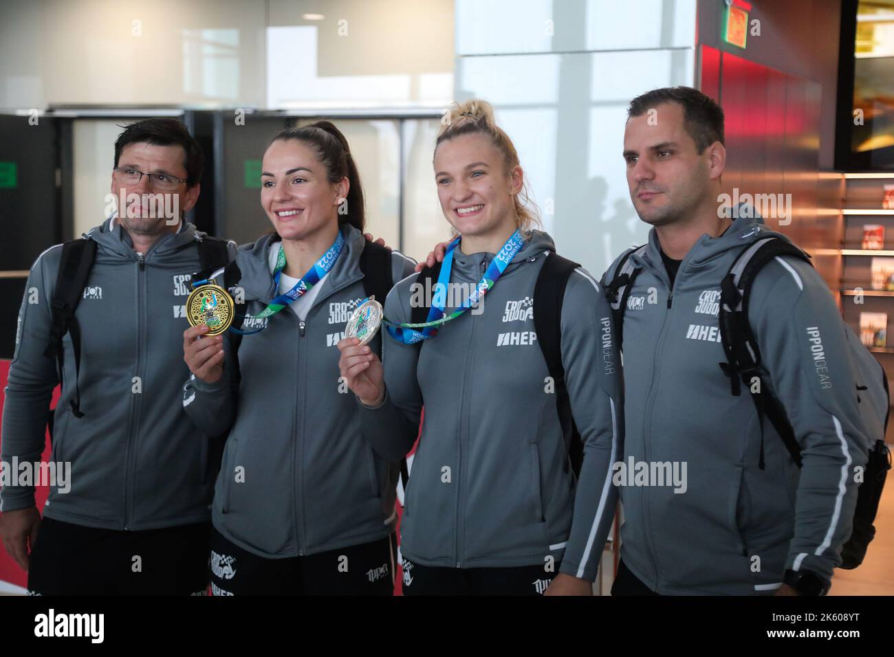 Zagreb, Croatie, 11 octobre 2022. Bienvenue aux athlètes Barbara Matic et Lara Cvjetko à l'aéroport après leur retour du Championnat du monde, où Barbara Matic a remporté une médaille d'or et Lara Cvjetko une médaille d'argent à judo, à Zagreb, en Croatie, sur 11 octobre 2022. Photo: Zeljko Hladika/PIXSELL Banque D'Images