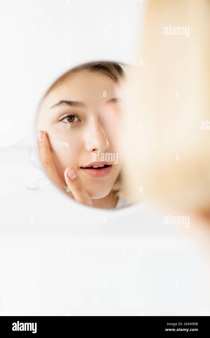 visage hydratant matin soin de la peau femme miroir Banque D'Images