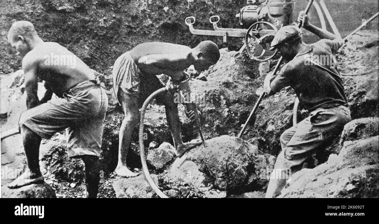 Eingeborene Arbeiter aus Kamerun mit moderne Werkzeug, 1920, Kamerun