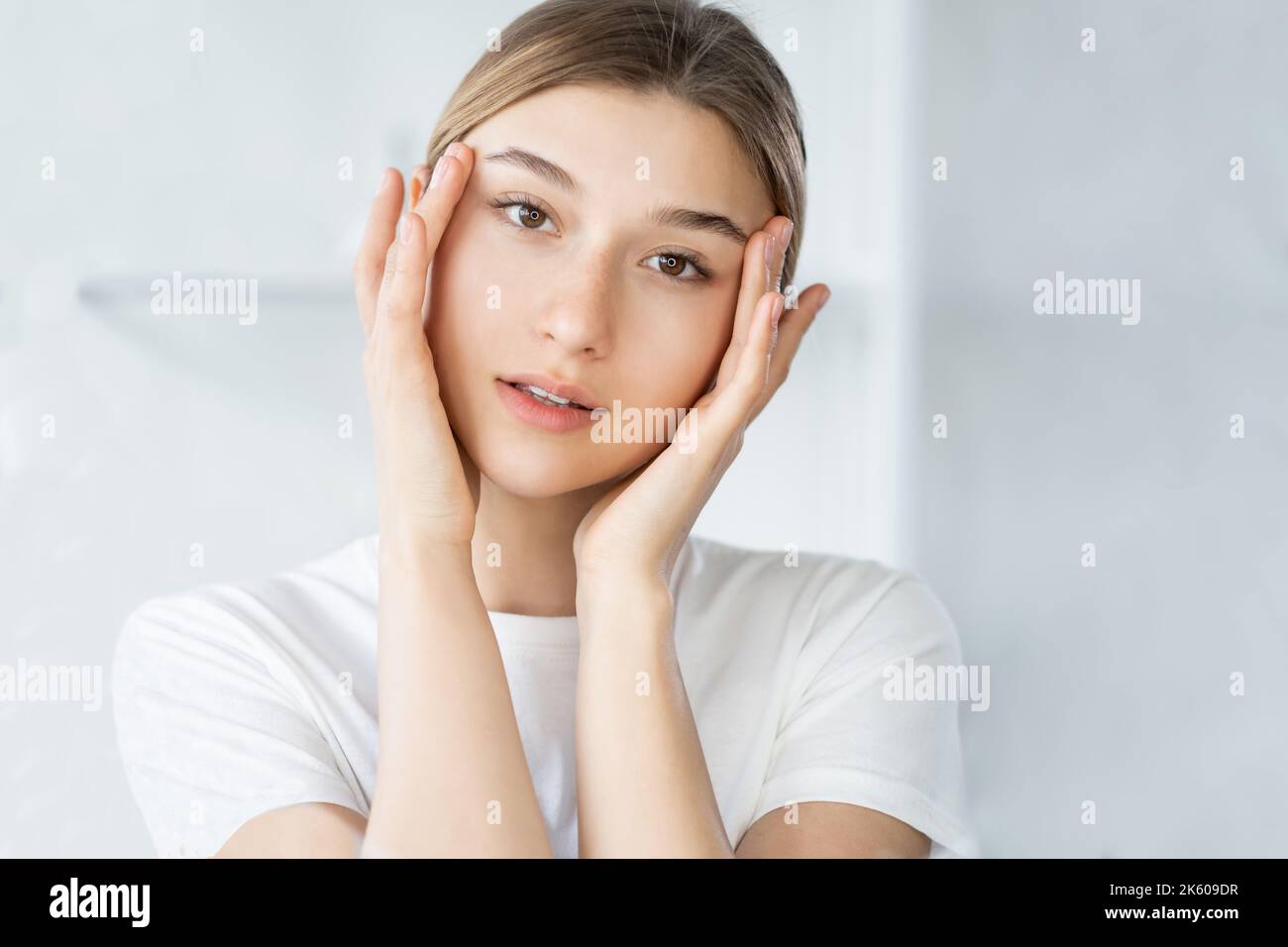 modèle de soin de la peau rajeunissement du visage femme peau claire Banque D'Images