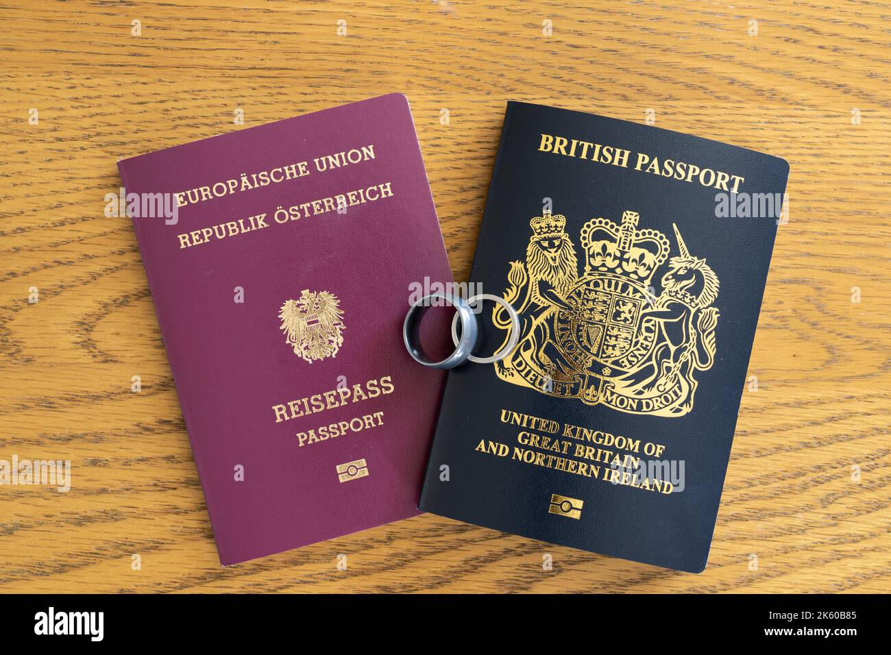 Le Brexit a eu un impact sur le statut d'immigration des conjoints et partenaires européens des citoyens britanniques. Un passeport européen britannique et autrichien avec anneaux de mariage Banque D'Images