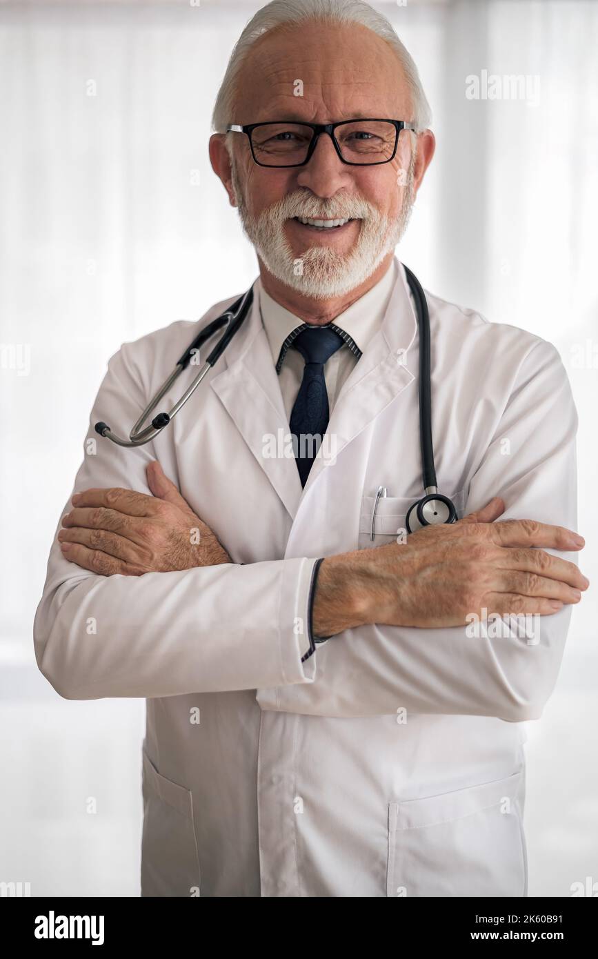 Photo d'un professionnel de la santé portant des lunettes et un stéthoscope, souriant pour l'appareil photo. Banque D'Images