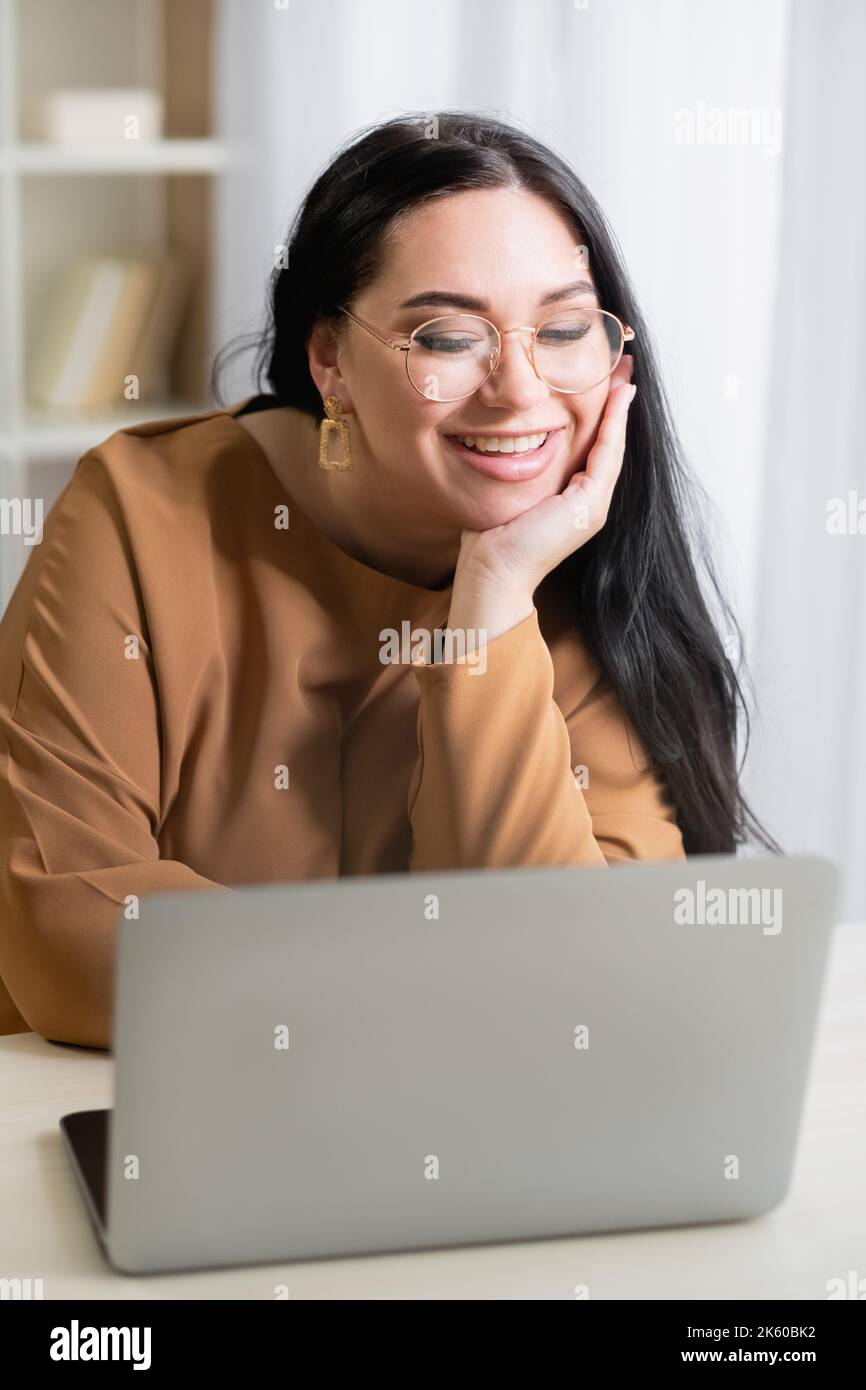 bonne femme communication en ligne amis virtuels Banque D'Images