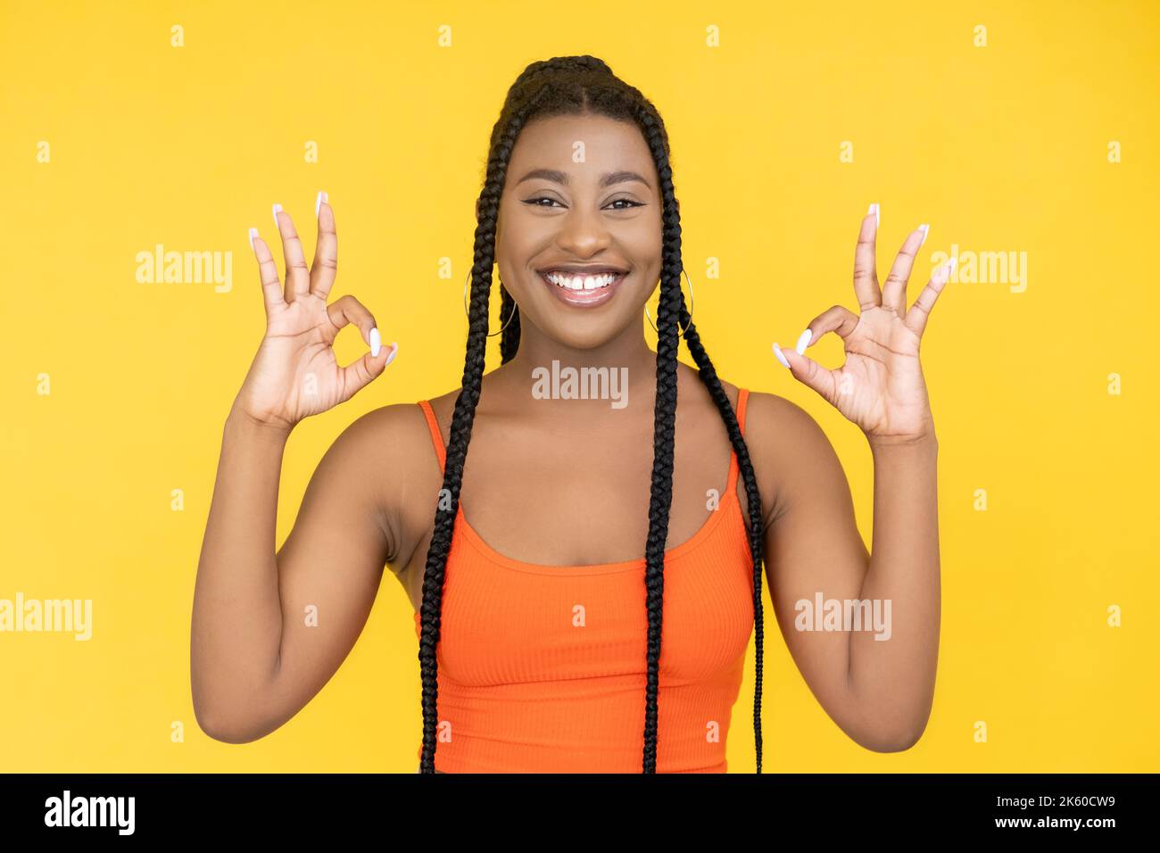ok signe approbation geste joyeuse femme africaine Banque D'Images