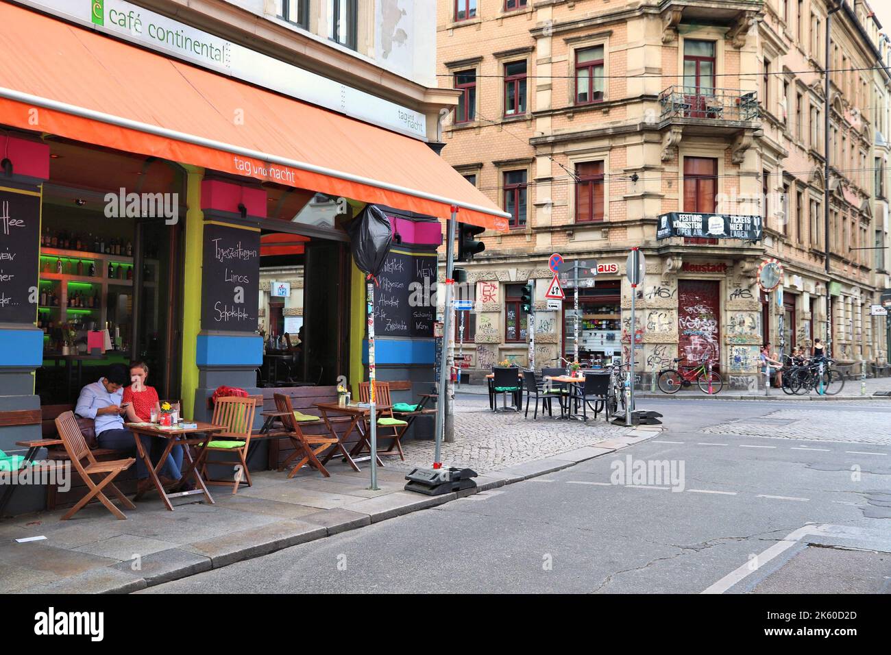 Dresde, Allemagne - 10 MAI 2018 : personnes visitent les restaurants de quartier de Neustadt à Dresde. Neustadt est un district de la hanche restaurants excentriques et altern Banque D'Images