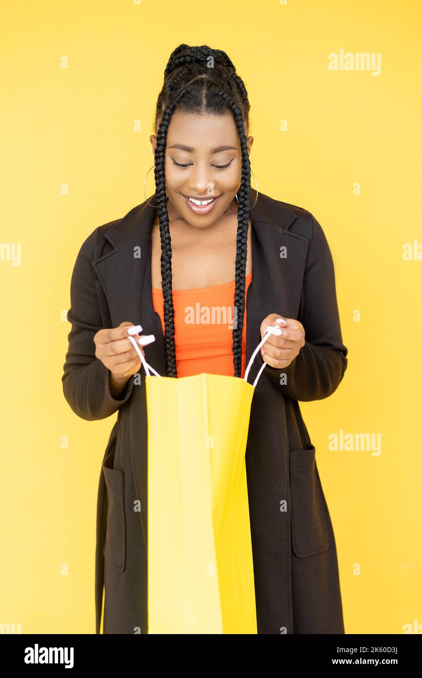 cadeau surprise vacances présent femme africaine sac Banque D'Images