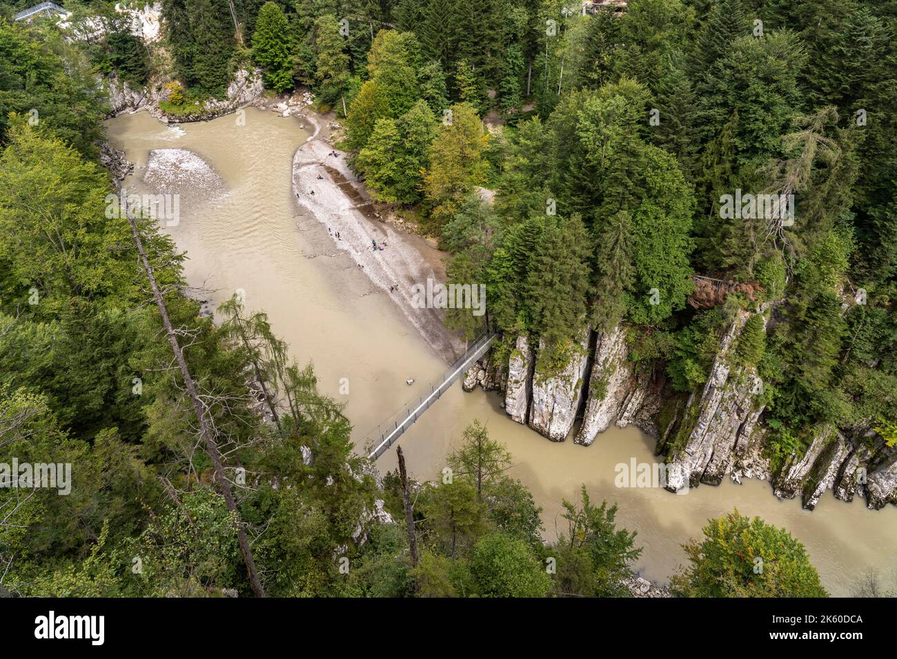 Blick von der Aussichtsplattform Eibenschlucht in die Schlucht und auf die Hängebrücke über die Entenlochklamm, Kössen, Tirol, Österreich | Voir fro Banque D'Images